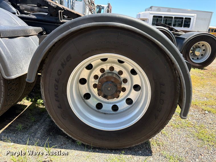 image for item YA3840 2019 Kenworth T880 semi truck