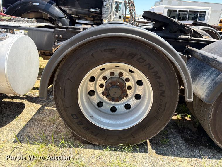 image for item YA3840 2019 Kenworth T880 semi truck