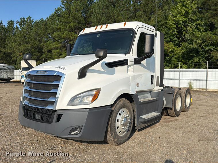 2020 Freightliner Cascadia semi truck