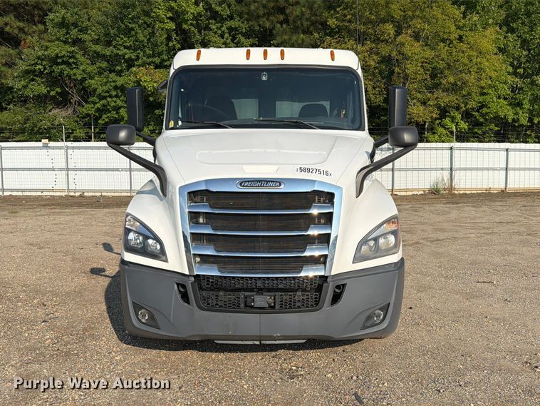 image for item YA4017 2020 Freightliner Cascadia semi truck