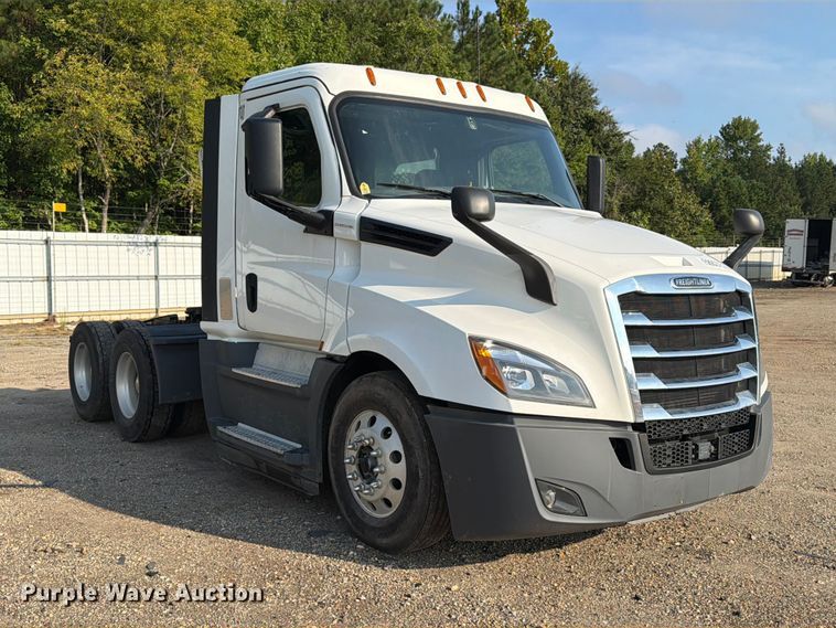 image for item YA4017 2020 Freightliner Cascadia semi truck