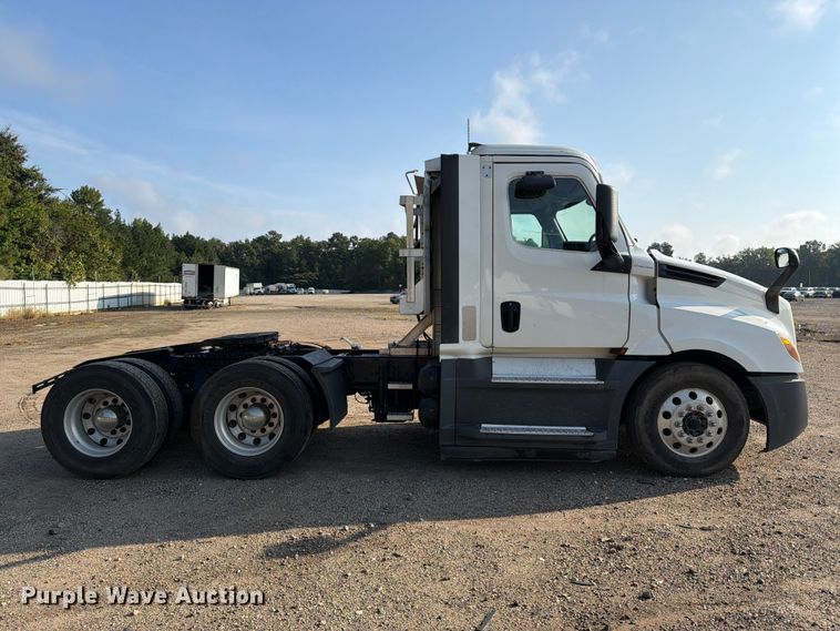 image for item YA4017 2020 Freightliner Cascadia semi truck