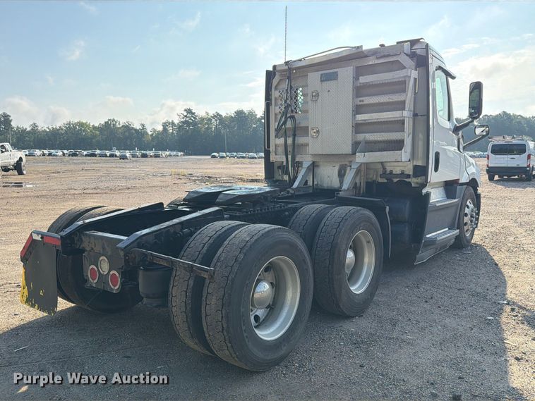 image for item YA4017 2020 Freightliner Cascadia semi truck