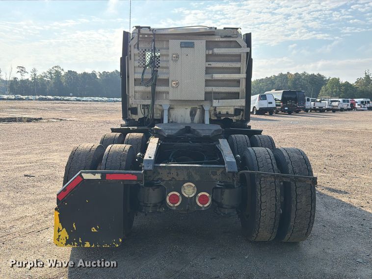 image for item YA4017 2020 Freightliner Cascadia semi truck