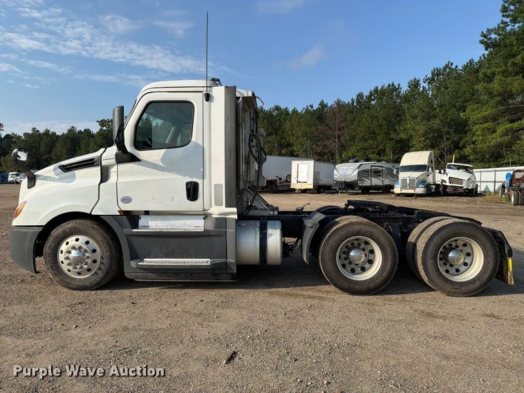 image for item YA4017 2020 Freightliner Cascadia semi truck