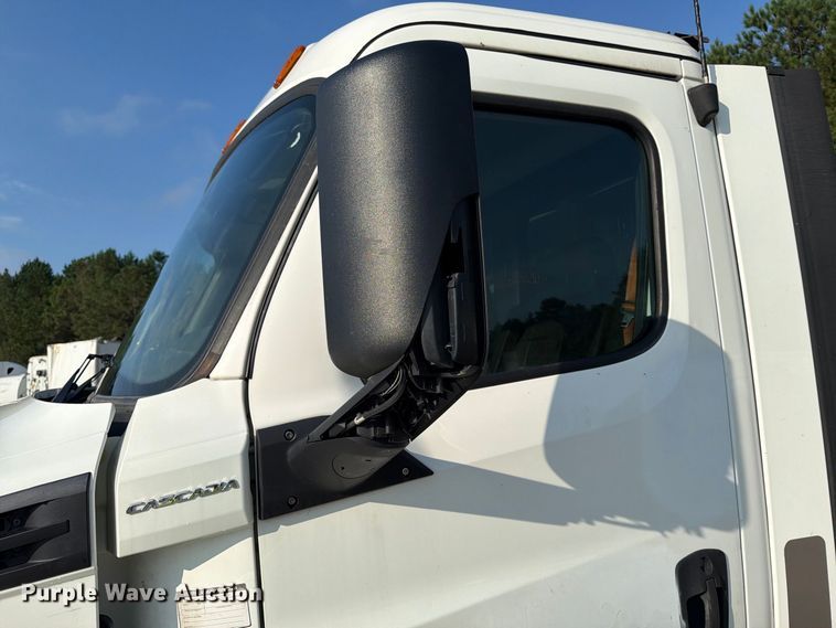 image for item YA4017 2020 Freightliner Cascadia semi truck