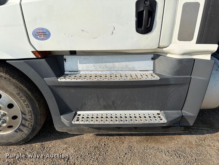 image for item YA4017 2020 Freightliner Cascadia semi truck