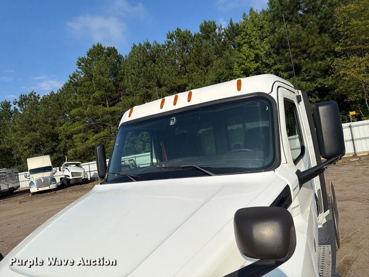 image for item YA4017 2020 Freightliner Cascadia semi truck
