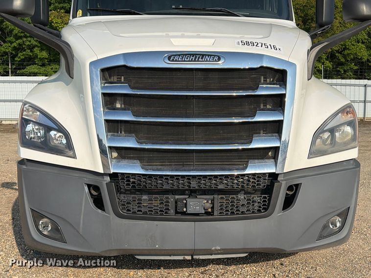 image for item YA4017 2020 Freightliner Cascadia semi truck