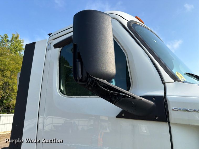 image for item YA4017 2020 Freightliner Cascadia semi truck