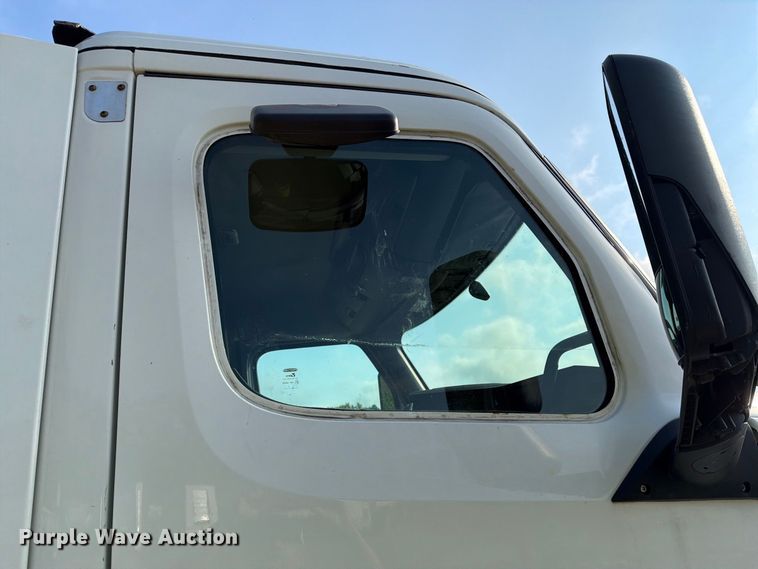 image for item YA4017 2020 Freightliner Cascadia semi truck