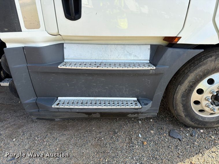 image for item YA4017 2020 Freightliner Cascadia semi truck