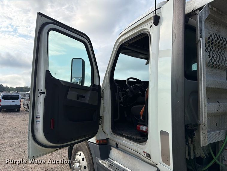 image for item YA4017 2020 Freightliner Cascadia semi truck