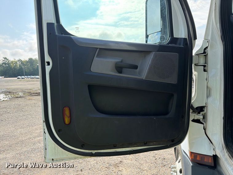 image for item YA4017 2020 Freightliner Cascadia semi truck