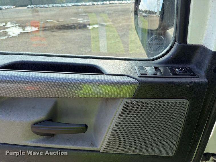 image for item YA4017 2020 Freightliner Cascadia semi truck