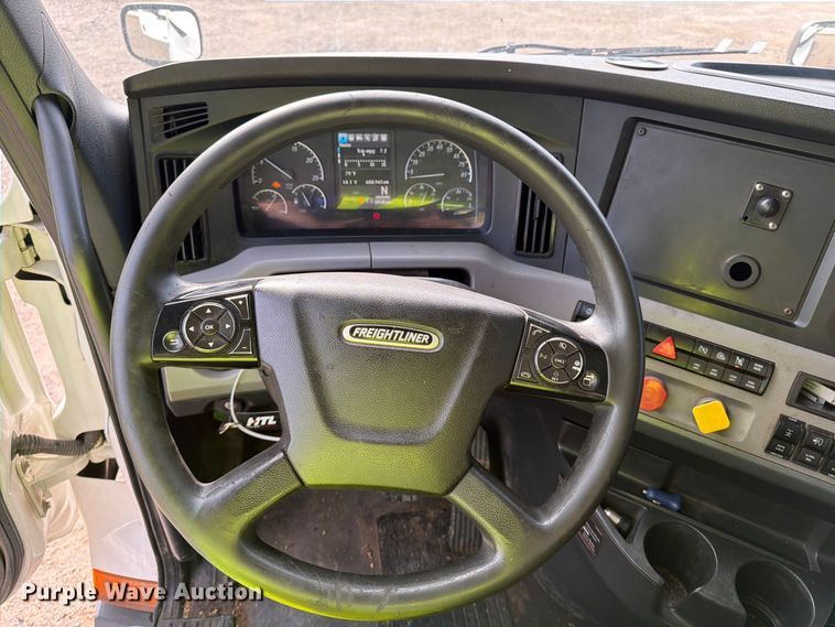 image for item YA4017 2020 Freightliner Cascadia semi truck
