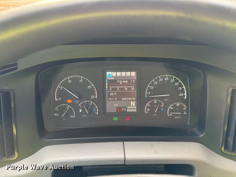 image for item YA4017 2020 Freightliner Cascadia semi truck