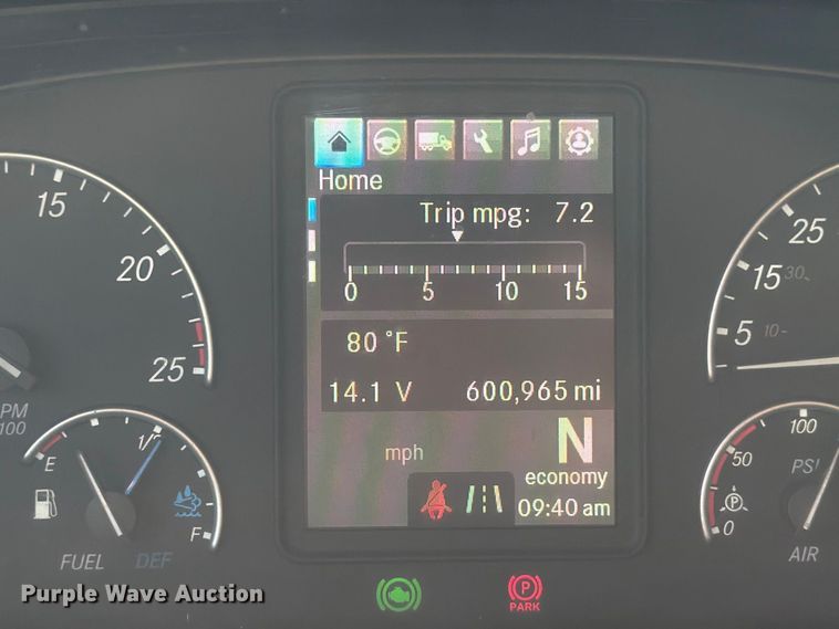 image for item YA4017 2020 Freightliner Cascadia semi truck