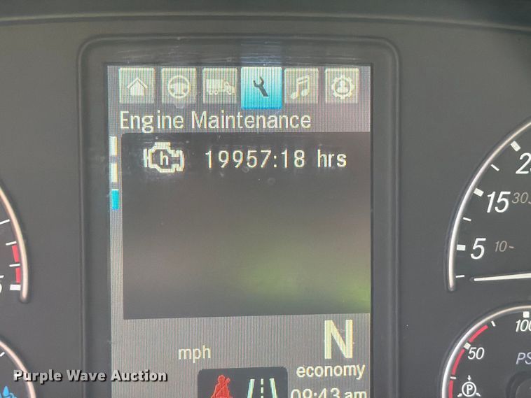 image for item YA4017 2020 Freightliner Cascadia semi truck