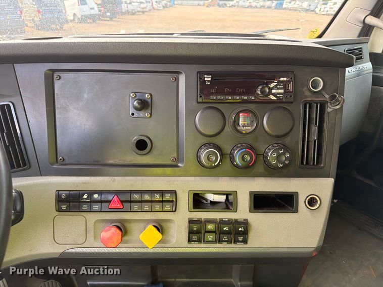 image for item YA4017 2020 Freightliner Cascadia semi truck