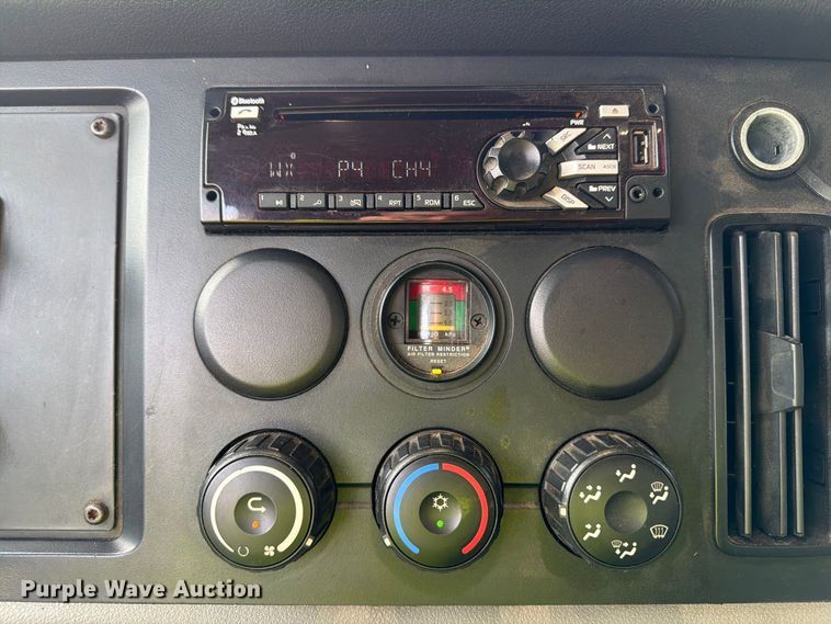 image for item YA4017 2020 Freightliner Cascadia semi truck