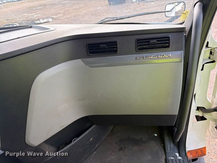 image for item YA4017 2020 Freightliner Cascadia semi truck