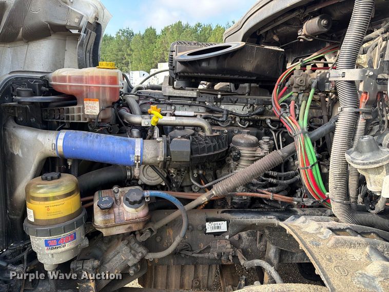 image for item YA4017 2020 Freightliner Cascadia semi truck