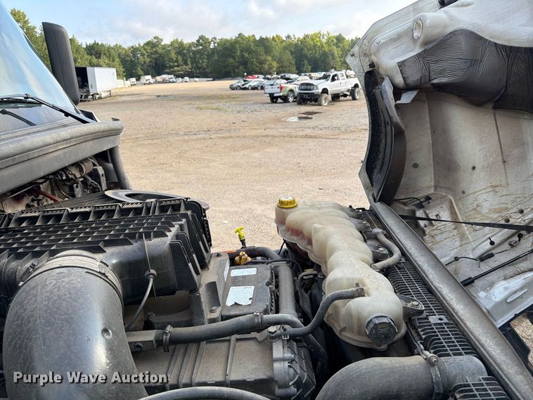 image for item YA4017 2020 Freightliner Cascadia semi truck