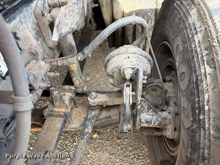 image for item YA4017 2020 Freightliner Cascadia semi truck