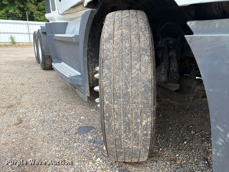image for item YA4017 2020 Freightliner Cascadia semi truck