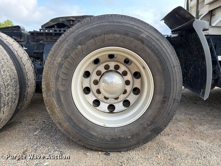 image for item YA4017 2020 Freightliner Cascadia semi truck