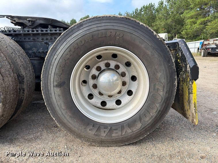 image for item YA4017 2020 Freightliner Cascadia semi truck