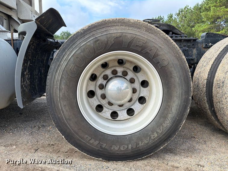 image for item YA4017 2020 Freightliner Cascadia semi truck