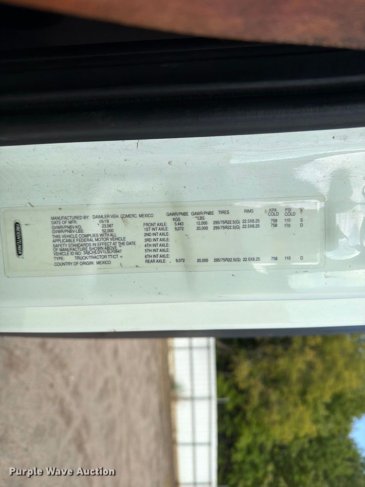 image for item YA4017 2020 Freightliner Cascadia semi truck
