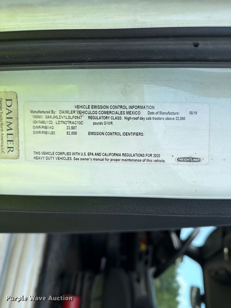 image for item YA4017 2020 Freightliner Cascadia semi truck