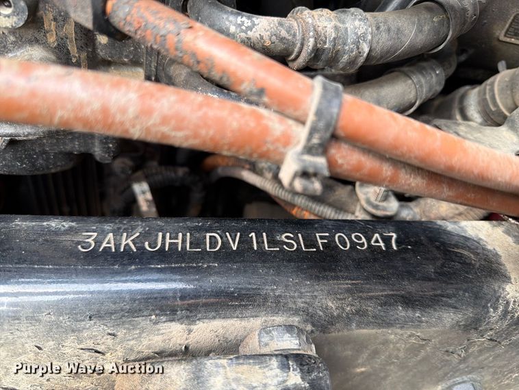 image for item YA4017 2020 Freightliner Cascadia semi truck