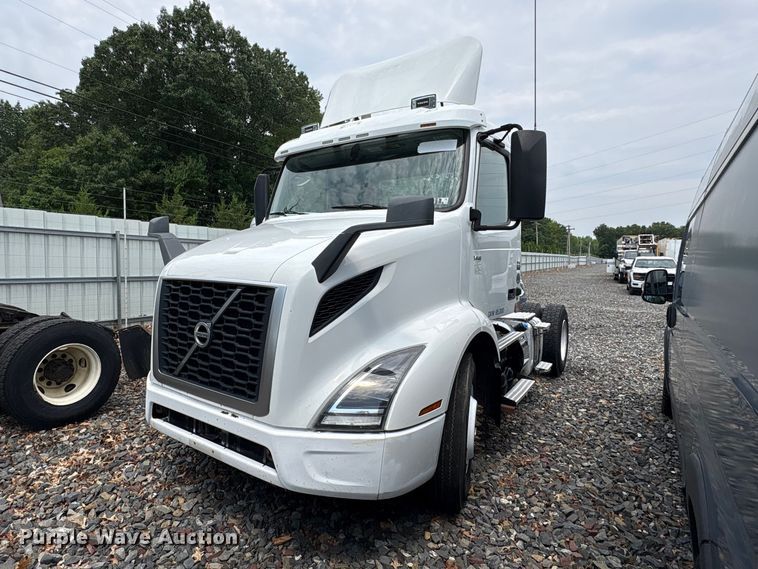 2019 Volvo VNR semi truck