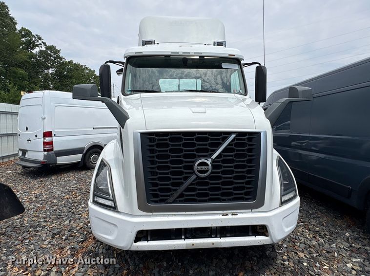 image for item YA4081 2019 Volvo VNR semi truck