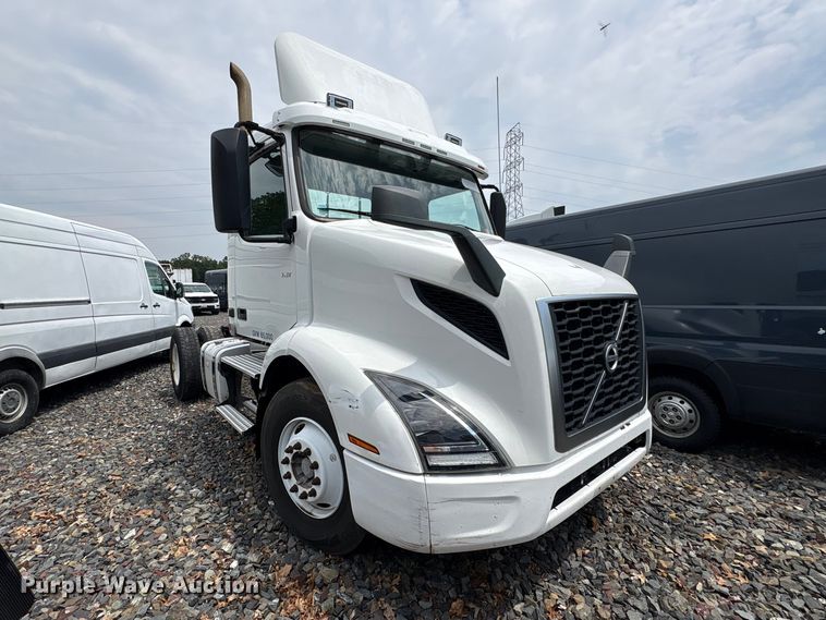 image for item YA4081 2019 Volvo VNR semi truck
