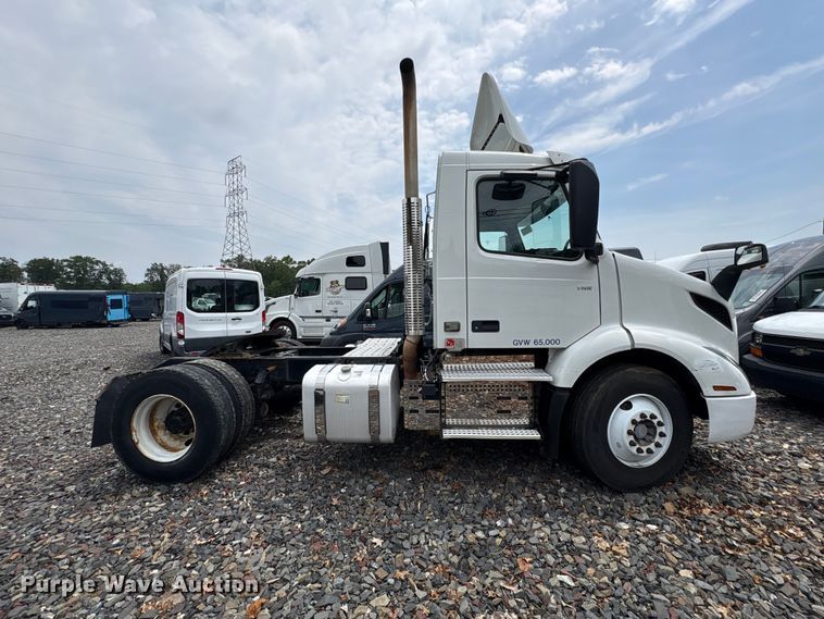 image for item YA4081 2019 Volvo VNR semi truck