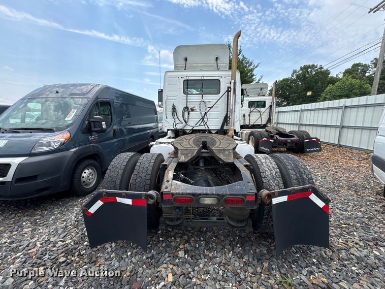 image for item YA4081 2019 Volvo VNR semi truck