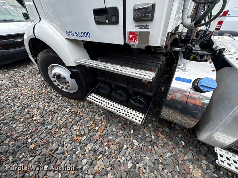 image for item YA4081 2019 Volvo VNR semi truck