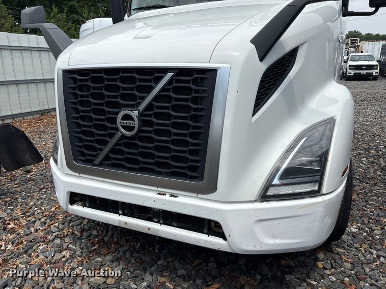 image for item YA4081 2019 Volvo VNR semi truck