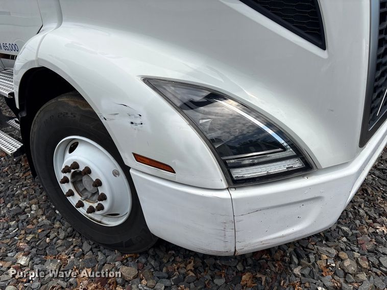 image for item YA4081 2019 Volvo VNR semi truck
