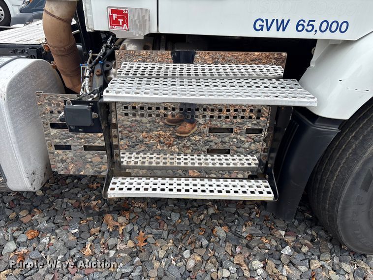 image for item YA4081 2019 Volvo VNR semi truck