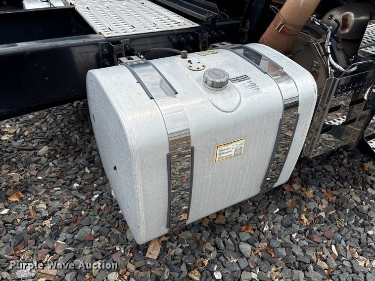 image for item YA4081 2019 Volvo VNR semi truck