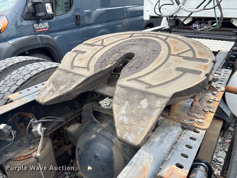 image for item YA4081 2019 Volvo VNR semi truck