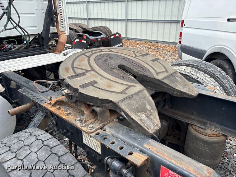image for item YA4081 2019 Volvo VNR semi truck