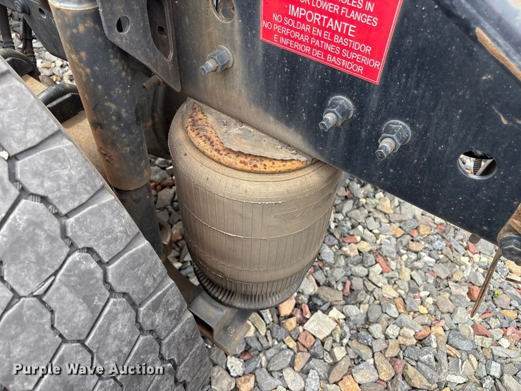 image for item YA4081 2019 Volvo VNR semi truck