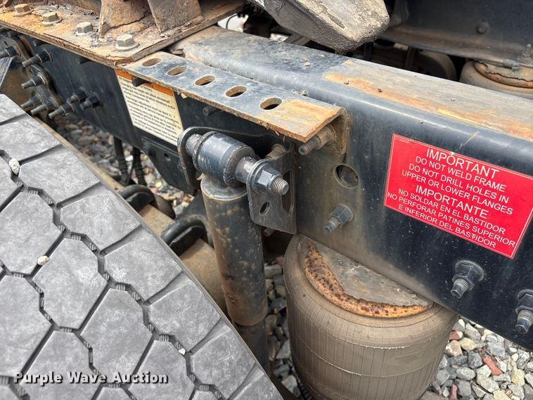 image for item YA4081 2019 Volvo VNR semi truck